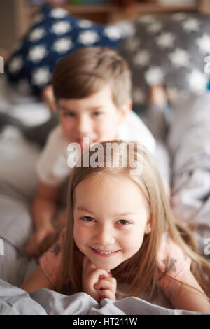 Sorella e brothe nel proprio letto Foto Stock