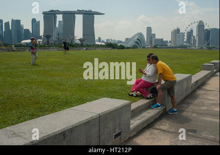 24.09.2016, Singapore, Repubblica di Singapore - visitatori sulla Marina Barrage roof garden con il Marina Bay Sands Hotel in lo sfondo. Foto Stock