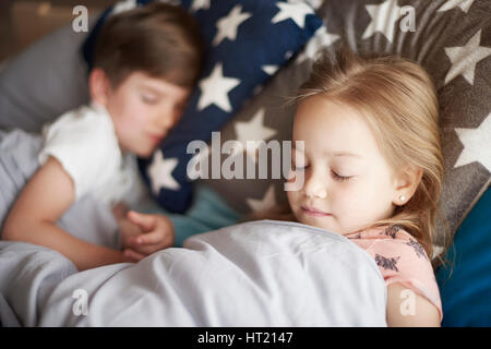 I fratelli di sognare nel proprio letto Foto Stock