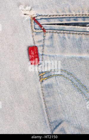 BANGKOK, Tailandia - 09 dicembre 2014: Close up LEVI'S etichetta rossa sulla tasca posteriore dei vecchi jeans denim. LEVI'S è un marchio della Levi Strauss a Foto Stock