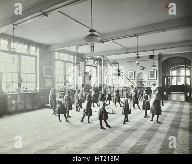 Le ragazze che danzano intorno un maypole, Hugon Road Scuola, Fulham, Londra, 1907. Artista: sconosciuto. Foto Stock