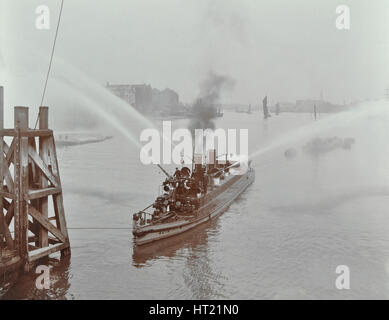 Il " Beta' fire galleggiante con tubi flessibili, il fiume Tamigi, Londra, 1910. Artista: sconosciuto. Foto Stock