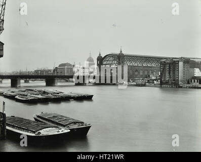 Vista sul Tamigi fino alla Cannon Street Station, Londra, 1958. Artista: sconosciuto. Foto Stock