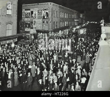 La folla degli acquirenti in Rye Lane di notte, Peckham, Londra, 1913. Artista: sconosciuto. Foto Stock