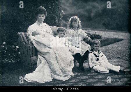"Queen Mary e quattro dei suoi figli", 1905, (1936). Artista: sconosciuto. Foto Stock