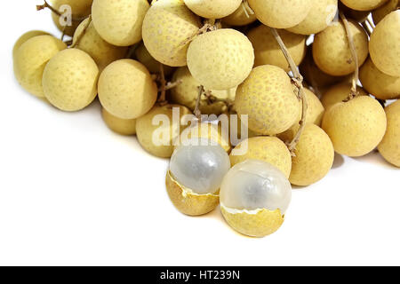 Frutta tailandese Longans fresco isolato su sfondo bianco Foto Stock