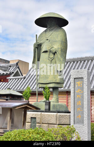 OSAKA, Giappone - 06 novembre 2014: monaco giapponese statua al tempio Shitennoji. È il primo buddista e ufficialmente più antico tempio amministrato in Jap Foto Stock