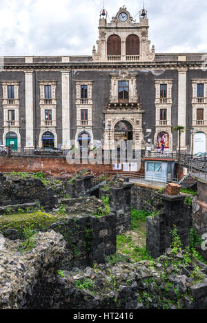 Palazzo Tezzano e resti dell'Anfiteatro romano di Piazza Stesicoro (Piazza Stesicoro) nella città di Catania, sul lato est della Sicilia Isola, Italia Foto Stock