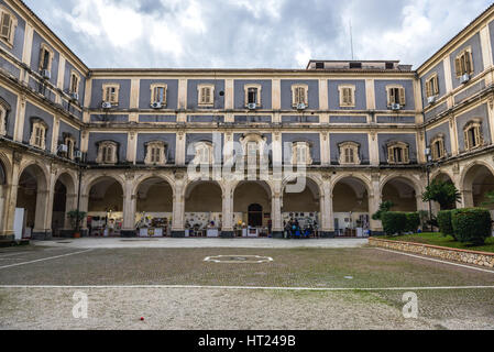 Il cortile di Palazzo Minoriti (Palazzo Minoriti) nella città di Catania, sul lato est della Sicilia Isola, Italia Foto Stock