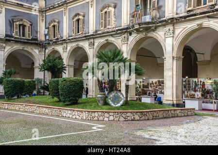 Il cortile di Palazzo Minoriti (Palazzo Minoriti) nella città di Catania, sul lato est della Sicilia Isola, Italia Foto Stock