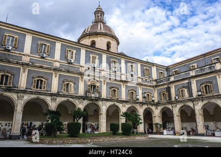 Il cortile di Palazzo Minoriti (Palazzo Minoriti) nella città di Catania, sul lato est della Sicilia Isola, Italia. Visualizzare con l'Arcangelo Michele chiesa duomo Foto Stock