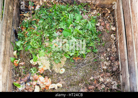 Riducendo in concime organico materiale nel palo di composto Foto Stock