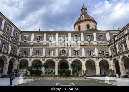 Il cortile di Palazzo Minoriti (Palazzo Minoriti) nella città di Catania, sul lato est della Sicilia Isola, Italia. Visualizzare con l'Arcangelo Michele chiesa duomo Foto Stock