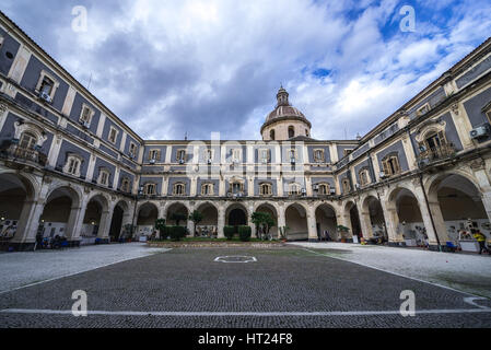 Il cortile di Palazzo Minoriti (Palazzo Minoriti) nella città di Catania, sul lato est della Sicilia Isola, Italia. Visualizzare con l'Arcangelo Michele chiesa duomo Foto Stock