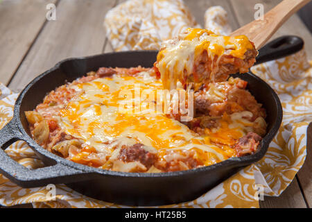 Il cavolo in casseruola con carne, formaggio e salsa di pomodoro Foto Stock