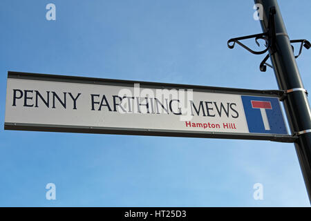 Il nome della strada segno per Penny Farthing mews, Hampton hill, middlesex, Inghilterra Foto Stock