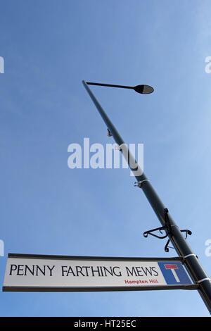 Il nome della strada segno per Penny Farthing mews, Hampton hill, middlesex, Inghilterra Foto Stock