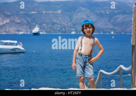 Due bambini, ragazzo fratelli, camminando su un percorso intorno al mare Mediterraneo sulla Costa Azzurra, godendo assolato pomeriggio estivo Foto Stock