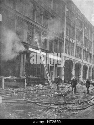 "Vigili del Fuoco affrontare City Blaze", 1940, (1940). Artista: sconosciuto. Foto Stock