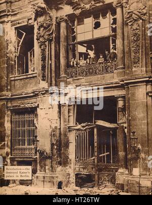 I membri del popolo della divisione Marine sul balcone del Palazzo di Città, dicembre 1918, 1918, (193 Artista: sconosciuto. Foto Stock