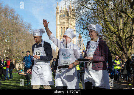 L-R Clive Lewis MP, Steve Pound, MP e Liz McInnes MP. MPs, Signori e media i partecipanti alla XX Rehab annuale Pancake parlamentare gara a Victoria Gardens in Westminster, Londra, Regno Unito. Foto Stock