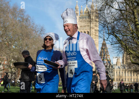 La baronessa Altmann CBE (L) e Lord St John di Bletso (R). MPs, Signori e media i partecipanti alla XX Rehab annuale Pancake parlamentare gara a Victoria Gardens in Westminster, Londra, Regno Unito. Foto Stock