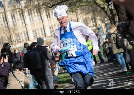 Lord St John di Bletso. MPs, Signori e media i partecipanti alla XX Rehab annuale Pancake parlamentare gara a Victoria Gardens in Westminster, Londra, Regno Unito. Foto Stock