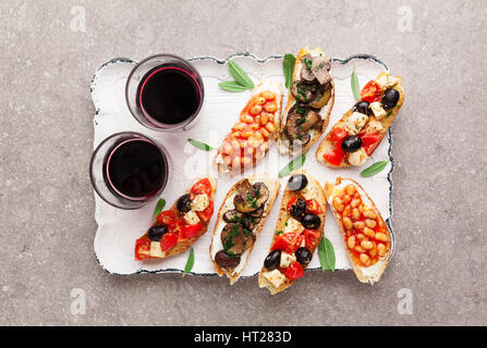 Spaghetti impostato per il vino. Varietà di piccoli panini con insalata caprese , fagioli bianchi alla griglia con salsa di pomodoro e di funghi fritti con soft chee Foto Stock