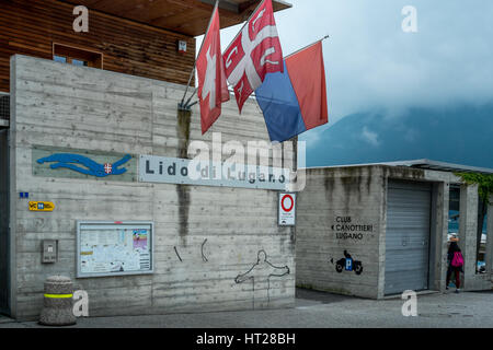 Architettura moderna incontra rilassante Lido svizzero, il lago di Lugano, Svizzera Foto Stock