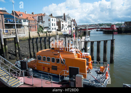 Scialuppa di salvataggio ormeggiata nel porto di Whitby, North Yorkshire durante l'estate. Foto Stock