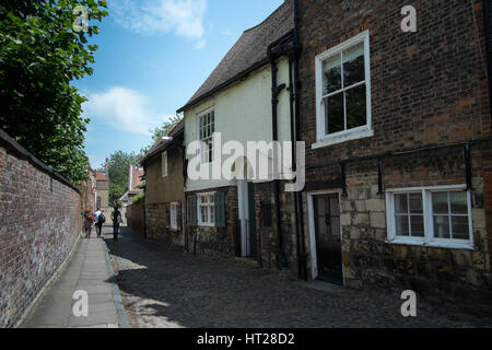 Un idilliaco tranquilla strada di ciottoli in antiche York, North Yorkshire, Regno Unito. Foto Stock