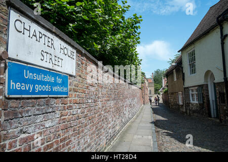 Un idilliaco tranquilla strada di ciottoli in antiche York, North Yorkshire, Regno Unito. Foto Stock