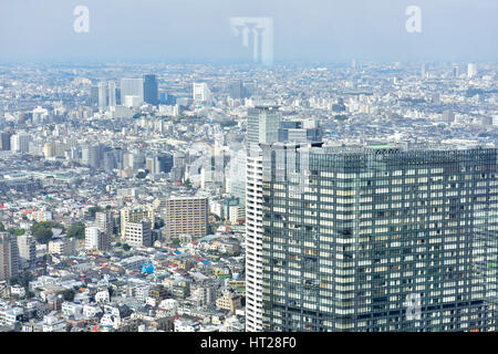 TOKYO, Giappone - 02 novembre 2014: Cityscape di Tokyo, la vista da Osservatore / Compilatore gratuito di Tokyo Metropolitan Government building al 45mo piano. Foto Stock