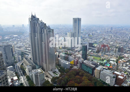 TOKYO, Giappone - 02 novembre 2014: Cityscape di Tokyo, la vista da Osservatore / Compilatore gratuito di Tokyo Metropolitan Government building al 45mo piano. Foto Stock