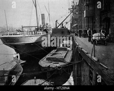 Il cotone's Wharf, Tooley Street, Londra, c1900 (1901). Artista: sconosciuto. Foto Stock