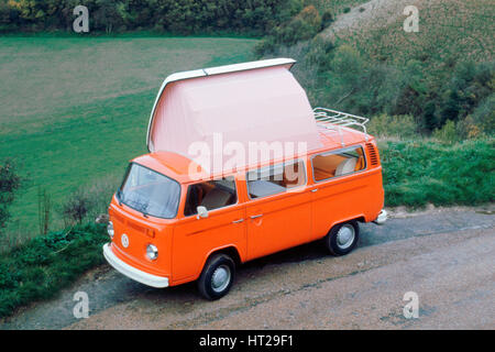 1975 Volkswagen camper van. Artista: sconosciuto. Foto Stock