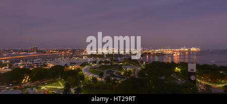 Le luci del tramonto di Biscayne Boulevard, American Airlines Arena e lo skyline di Miami, Florida, Stati Uniti d'America Foto Stock