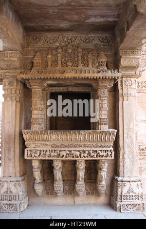 Sculture intricate e splendidi modelli di confine incisi su un balcone in ni Adalaj Vav, Adalaj Stepwell, Ahmedabad, Gujarat, India. Costruito nel 1498 Foto Stock