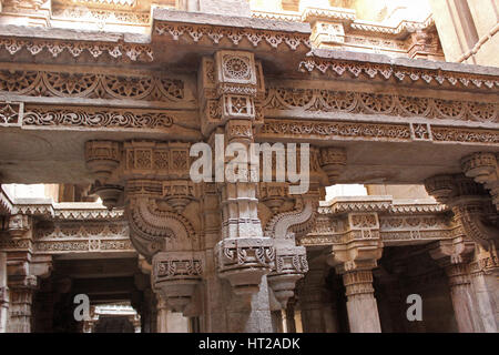 Trabeazione architettura di stile intricati intarsi. Adalaj Stepwell, Ahmedabad, Gujarat, India Foto Stock