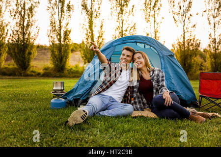 Colpo di una coppia felice camping sulla natura e puntamento da qualche parte Foto Stock