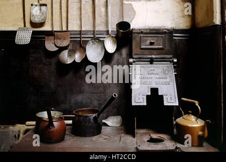 Vista della cucina con utensili, Brodsworth Hall, South Yorkshire, c2000s(?). Artista: Storico Inghilterra fotografo personale. Foto Stock