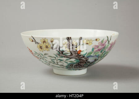 Famille rose bowl con decorazioni floreali, xx secolo. Artista: sconosciuto. Foto Stock