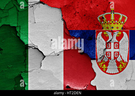 Bandiere di Italia e Serbia dipinta sulla parete incrinato Foto Stock