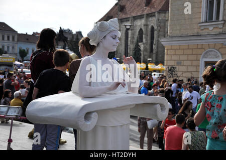 CLUJ NAPOCA - 24 Maggio: statua vivente, donna, performer di strada facendo un musicista di strada mime all'interno del Man In.Fest durante i giorni di Cluj Cluj. Il 24 maggio 2015 Foto Stock