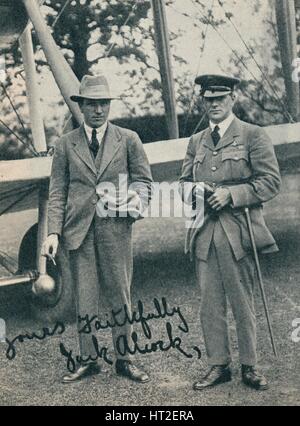Il capitano John Alcock e il Tenente Arthur Whitten Brown, British aviatori, c1919 (C1937). Artista: sconosciuto. Foto Stock