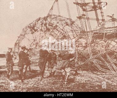 British ufficiali esaminando il relitto di un Zeppelin portato giù in Inghilterra, c1917 (1919). Artista: sconosciuto. Foto Stock