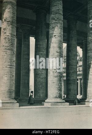 Parte del colonnato di Piazza San Pietro a Roma, Italia, c1926 (1927). Artista: Eugen Poppel. Foto Stock