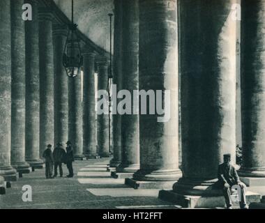 Parte del colonnato di Piazza San Pietro a Roma, Italia, 1927. Artista: Eugen Poppel. Foto Stock