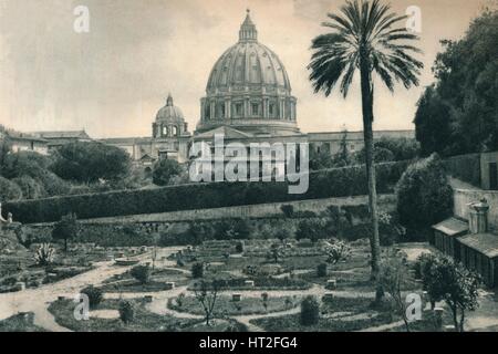 Giardini del Vaticano e la cupola della Basilica di San Pietro, Roma, Italia, 1927. Artista: Eugen Poppel. Foto Stock