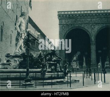 Fontana del Nettuno di Bartolomeo Ammanati e la Loggia dei Lanzi, Firenze, Italia, 1927. Artista: Eugen Poppel. Foto Stock